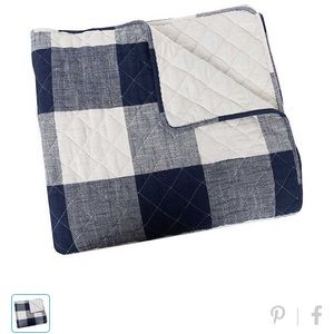 Farm house quilt with matching shams.